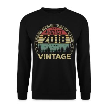 Jahrgang 2018 Millésime Août 2018 August 2018 Août - Unisex Pullover - Schwarz - Vorne - Alina (178cm) & Michal (187cm)