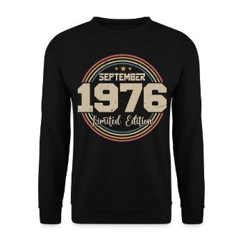 Cadeau Septembre 1976 September Birthday Gift 1976 - Sweat-shirt Unisexe - noir - Devant - Alina (178cm) & Michal (187cm)