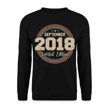 September 2018 Geburtstagsgeschenk 2018 - Unisex Pullover - Schwarz - Vorne - Alina (178cm) & Michal (187cm)