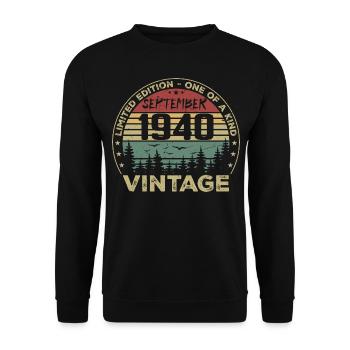 September 1940 Jahrgang 1940er Jahre Geburtstagsgeschenk - Unisex Pullover - Schwarz - Vorne - Alina (178cm) & Michal (187cm)