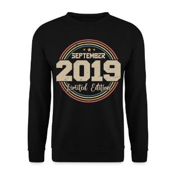 September 2019 Geburtstagsgeschenk 2019 - Unisex Pullover - Schwarz - Vorne - Alina (178cm) & Michal (187cm)