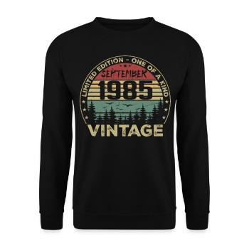 September 1985 Vintage 1985 Birthday Gift - Unisex Sweatshirt - black - Front - Alina (178cm) & Michal (187cm)