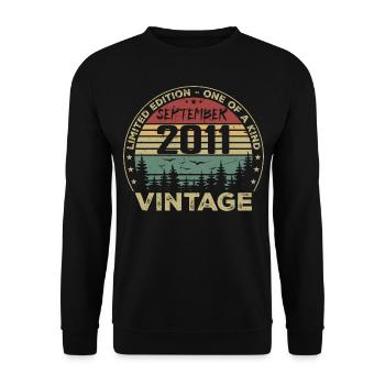 September 2011 Vintage Geburtstagsgeschenk 2011 - Unisex Pullover - Schwarz - Vorne - Alina (178cm) & Michal (187cm)