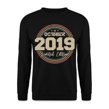 Geboren im Oktober 2019 Retro Geburtstag Oktober 2019 - Unisex Pullover - Schwarz - Vorne - Alina (178cm) & Michal (187cm)