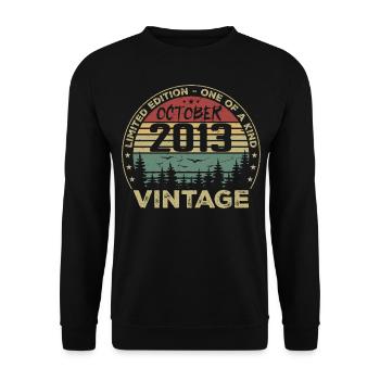 Vintage Jubiläum Hergestellt im Oktober 2013 - Unisex Pullover - Schwarz - Vorne - Alina (178cm) & Michal (187cm)