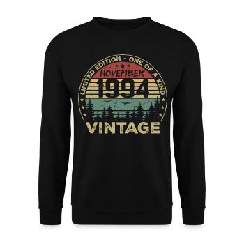 November 1994 Vintage Geschenk - Geboren im November 1994 - Unisex Pullover - Schwarz - Vorne - Alina (178cm) & Michal (187cm)
