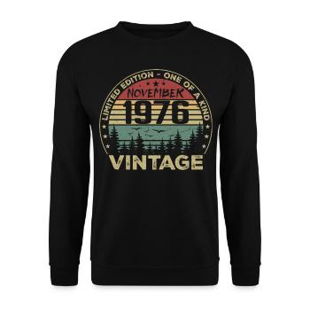 November 1976 Vintage Geschenk - Geboren im November 1976 - Unisex Pullover - Schwarz - Vorne - Alina (178cm) & Michal (187cm)