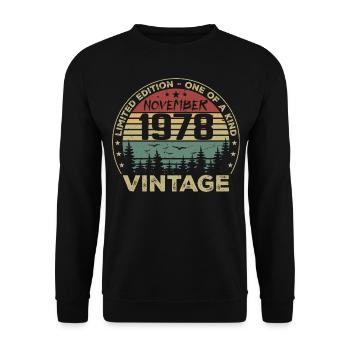 November 1978 Vintage Geschenk - Geboren im November 1978 - Unisex Pullover - Schwarz - Vorne - Alina (178cm) & Michal (187cm)