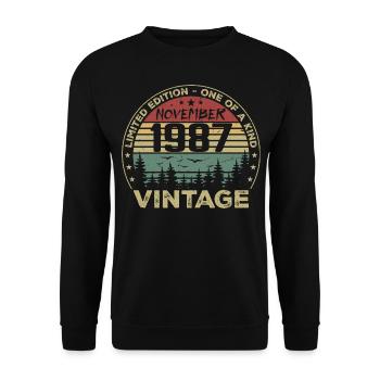 November 1987 Vintage Gift - Born November 1987 - Unisex Sweatshirt - black - Front - Alina (178cm) & Michal (187cm)