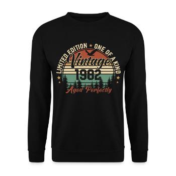 Jahrgang 1982 Retro 1982 Geburtstagsgeschenk 1982 - Unisex Pullover - Schwarz - Vorne - Alina (178cm) & Michal (187cm)