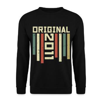 2011 Retro Geschenk 2011 13 Jahre Jubiläum Geschenk - Unisex Pullover - Schwarz - Vorne - Alina (178cm) & Michal (187cm)
