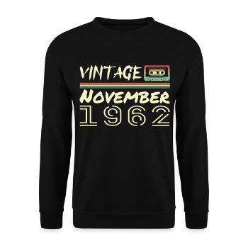 legendär seit November 1962 - November 1962 - Unisex Pullover - Schwarz - Vorne - Alina (178cm) & Michal (187cm)