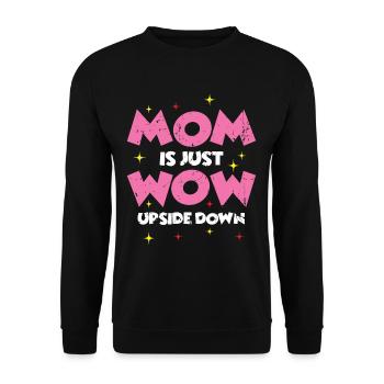 Muttertag Geschenkidee MoM bedeuted Wow - Unisex Pullover - Schwarz - Vorne - Alina (178cm) & Michal (187cm)
