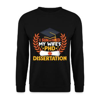 Überlebte den Doktor Abschluss meiner Frau PhD - Unisex Pullover - Schwarz - Vorne - Alina (178cm) & Michal (187cm)
