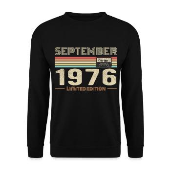 September 1976 Jahrgang Jubiläum September 1976 - Unisex Pullover - Schwarz - Vorne - Alina (178cm) & Michal (187cm)