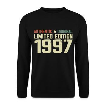 1997 Geburtstagsgeschenk 1997 Jahrgang 1997 Retro - Unisex Pullover - Schwarz - Vorne - Alina (178cm) & Michal (187cm)