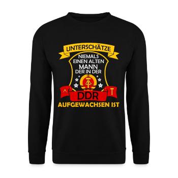 Unterschätze nie einen alten Mann aus der DDR - Unisex Pullover - Schwarz - Vorne - Alina (178cm) & Michal (187cm)