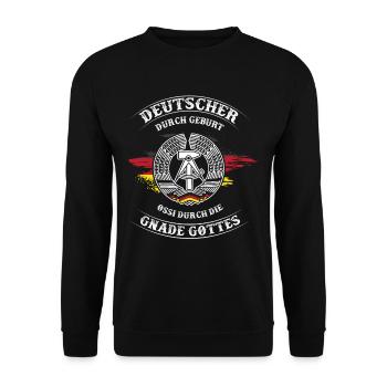 Deutscher durch Geburt,Ossi durch die Gnade Gottes - Unisex Pullover - Schwarz - Vorne - Alina (178cm) & Michal (187cm)