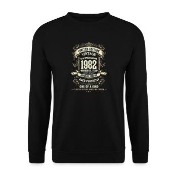 Geboren 1982, Baujahr 1982 Geburtstags Shirt 80er - Unisex Pullover - Schwarz - Vorne - Alina (178cm) & Michal (187cm)