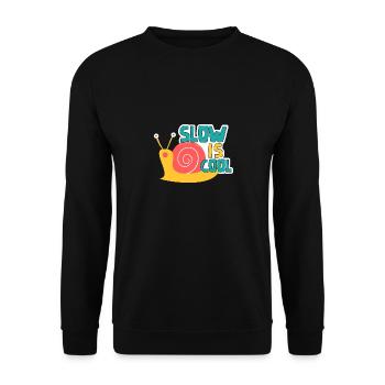 Schnecke Genieße das Leben, mach langsam - Unisex Pullover - Schwarz - Vorne - Alina (178cm) & Michal (187cm)