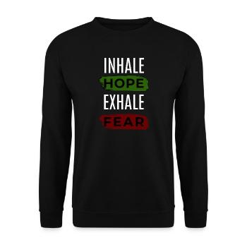 🌿 Hoffnung einatmen, Angst ausatmen – Psalm 56,3 - Unisex Pullover - Schwarz - Vorne - Alina (178cm) & Michal (187cm)