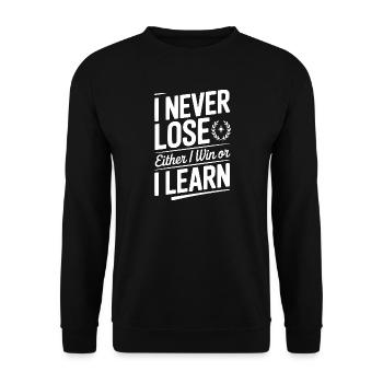 Ich verliere nie, entweder gewinne ich oder ich lerne es - Unisex Pullover - Schwarz - Vorne - Alina (178cm) & Michal (187cm)