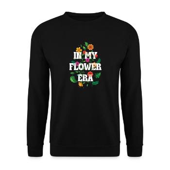 In My Flower Era – Florales Statement Design - Unisex Pullover - Schwarz - Vorne - Alina (178cm) & Michal (187cm)