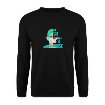 In A World Full Of Princesses Be A Nurse T Shirt - Unisex Pullover - Schwarz - Vorne - Alina (178cm) & Michal (187cm)