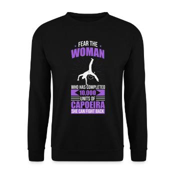 Fürchte die Frau, die Capoeira macht. - Unisex Pullover - Schwarz - Vorne - Alina (178cm) & Michal (187cm)