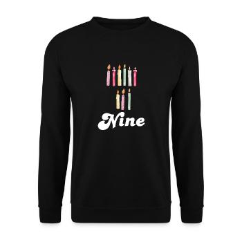 Kerze zum 9. Jahrestag - Unisex Pullover - Schwarz - Vorne - Alina (178cm) & Michal (187cm)