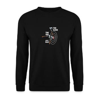 Zu nah zu weit genau richtig Axtwerfen - Unisex Pullover - Schwarz - Vorne - Alina (178cm) & Michal (187cm)