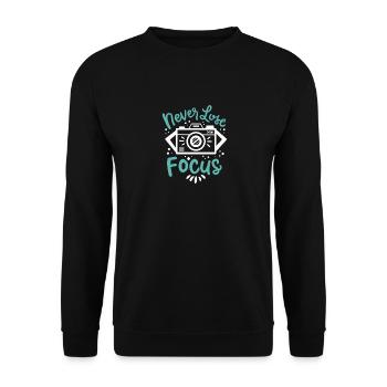 Niemals den Fokus verlieren - Unisex Pullover - Schwarz - Vorne - Alina (178cm) & Michal (187cm)