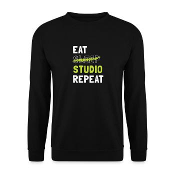 Eat Sleep Studio Repeat - Unisex Pullover - Schwarz - Vorne - Alina (178cm) & Michal (187cm)
