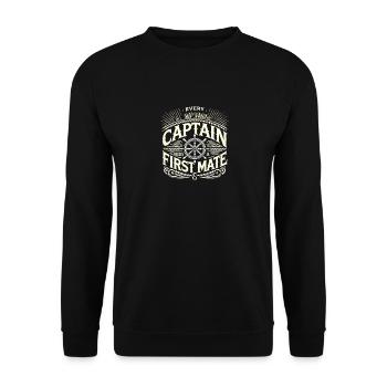Jeder Kapitän braucht einen Ersten Offizier - Unisex Pullover - Schwarz - Vorne - Alina (178cm) & Michal (187cm)