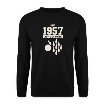Seit 1957 auf der Bahn – Kegeln Jahrgang 1957 - Unisex Pullover - Schwarz - Vorne - Alina (178cm) & Michal (187cm)