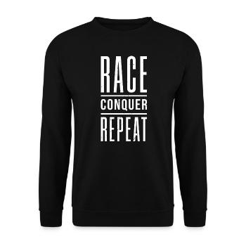 RACE CONQUER REPEAT - Racing - Simracing - Unisex Pullover - Schwarz - Vorne - Alina (178cm) & Michal (187cm)