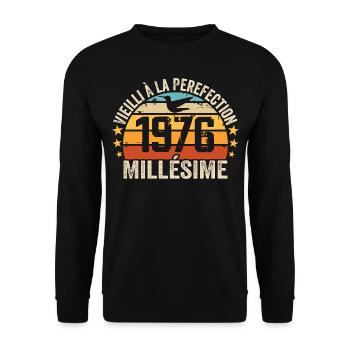 Jahrgang 1976 Retro 1976 Geburtstagsgeschenk - Unisex Pullover - Schwarz - Vorne - Alina (178cm) & Michal (187cm)