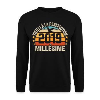 Millésime 2019 Cadeau D’anniversaire Rétro 2019 - Sweat-shirt Unisexe - noir - Devant - Alina (178cm) & Michal (187cm)