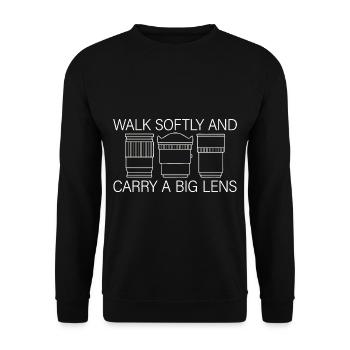 Marchez doucement et portez une grande lentille - Sweat-shirt Unisexe - noir - Devant - Alina (178cm) & Michal (187cm)