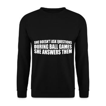 She Answers Questions During Ball Games 4 - Unisex Pullover - Schwarz - Vorne - Alina (178cm) & Michal (187cm)