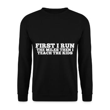 D’abord, je cours les kilomètres, puis j’enseigne aux enfants 8 - Sweat-shirt Unisexe - noir - Devant - Alina (178cm) & Michal (187cm)