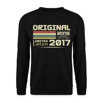 Rétro 2017 Cadeau Anniversaire Né en 2017 Original - Sweat-shirt Unisexe - noir - Devant - Alina (178cm) & Michal (187cm)