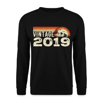 Jahrgang 2019 Retro 2019 Geburtstagsgeschenk 2019 - Unisex Pullover - Schwarz - Vorne - Alina (178cm) & Michal (187cm)