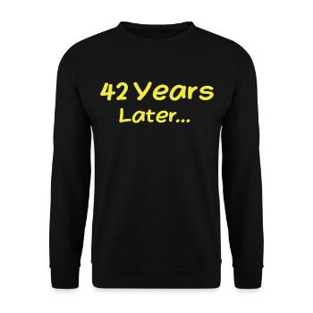 42 Jahre später Lustige Geburtstagsgeschenke, 42. Geburtstag - Unisex Pullover - Schwarz - Vorne - Alina (178cm) & Michal (187cm)