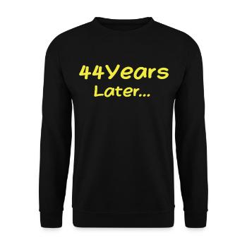 44 Jahre später Lustige Geburtstagsgeschenke, 44. Geburtstag - Unisex Pullover - Schwarz - Vorne - Alina (178cm) & Michal (187cm)