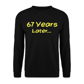 67 Jahre später Lustige Geburtstagsgeschenke, 67. Geburtstag - Unisex Pullover - Schwarz - Vorne - Alina (178cm) & Michal (187cm)