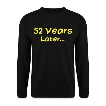 52 Jahre später Lustige Geburtstagsgeschenke, 52. Geburtstag - Unisex Pullover - Schwarz - Vorne - Alina (178cm) & Michal (187cm)