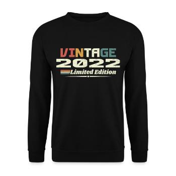 Jahrgang 2022 Geschenk 2022 Geburtstag 2022 Retro - Unisex Pullover - Schwarz - Vorne - Alina (178cm) & Michal (187cm)