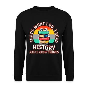 I read history and i know things - Unisex Pullover - Schwarz - Vorne - Alina (178cm) & Michal (187cm)