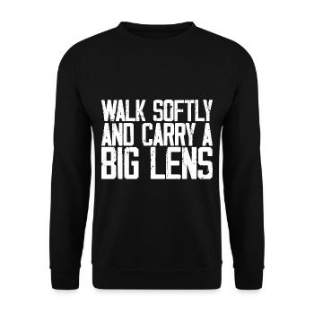 Marchez doucement et portez une grande lentille 3 - Sweat-shirt Unisexe - noir - Devant - Alina (178cm) & Michal (187cm)